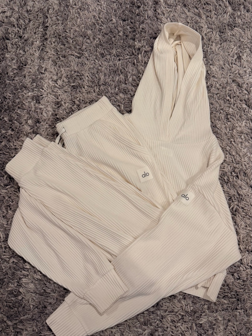 Alo Yoga Muse Hoodie & Sweatpants
Set Ivory Size Small - Picture 2 of 5